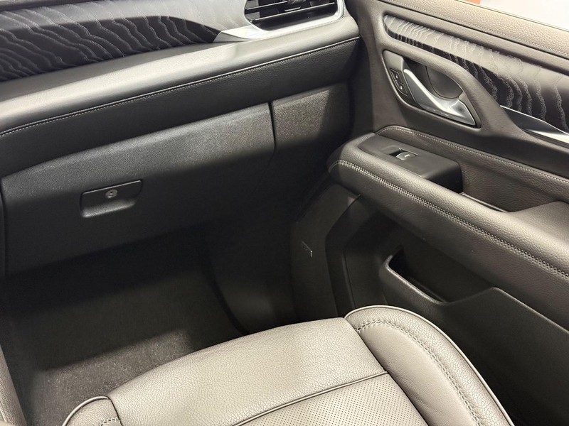 GMC Yukon Vehicle Image 15