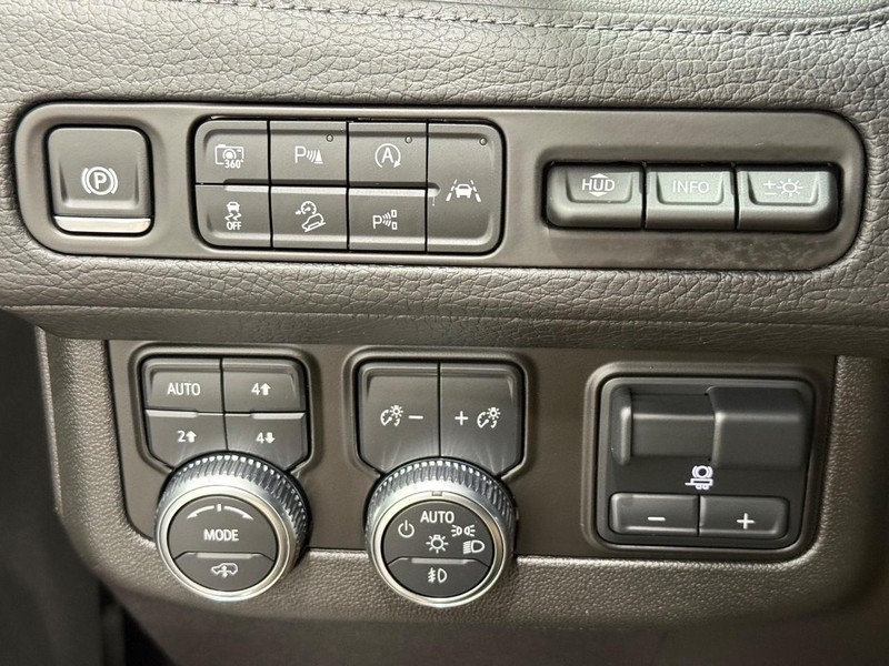 GMC Yukon Vehicle Image 16