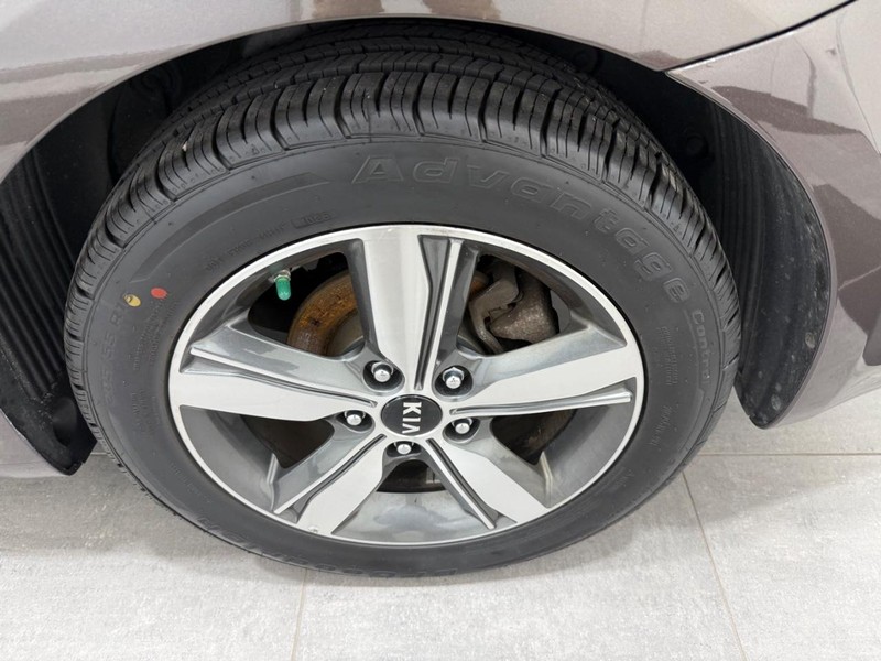 Kia Forte Vehicle Image 5