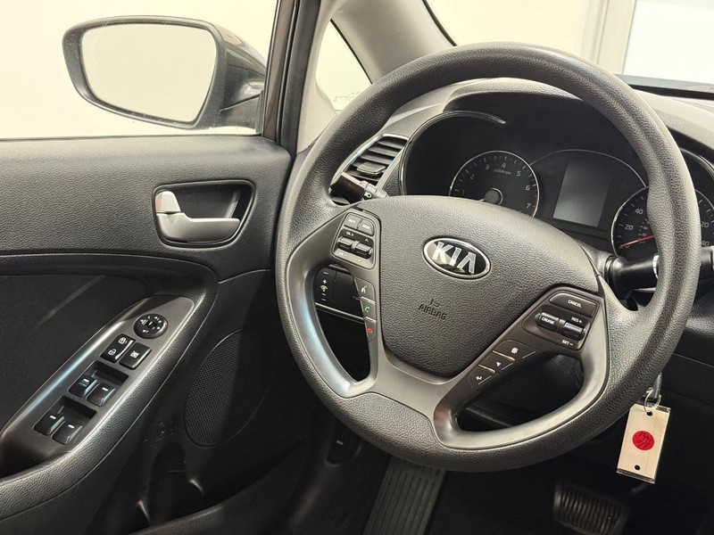 Kia Forte Vehicle Image 12