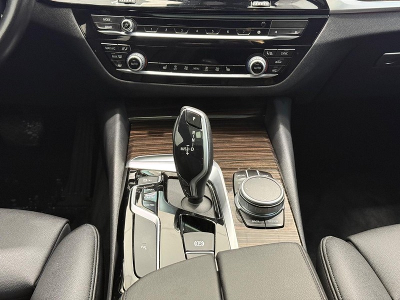 BMW 5 Series Vehicle Image 11