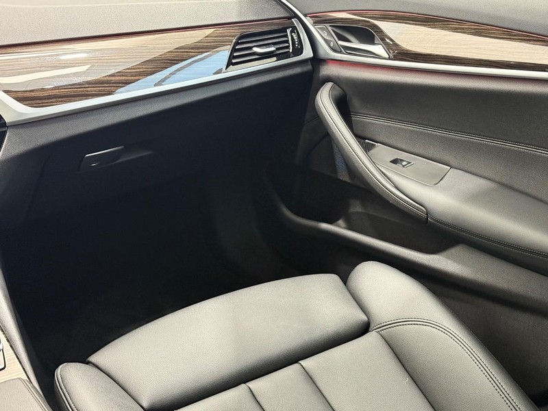 BMW 5 Series Vehicle Image 13