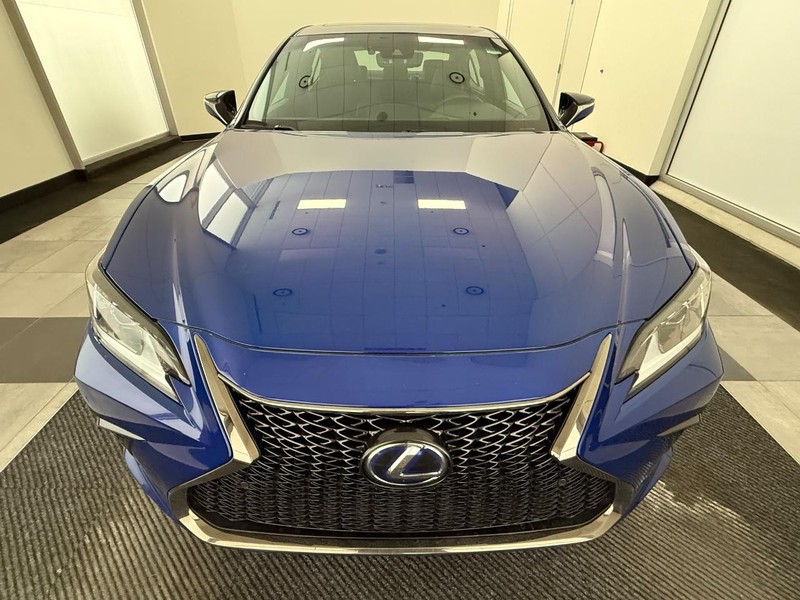 Lexus ES Vehicle Image 8