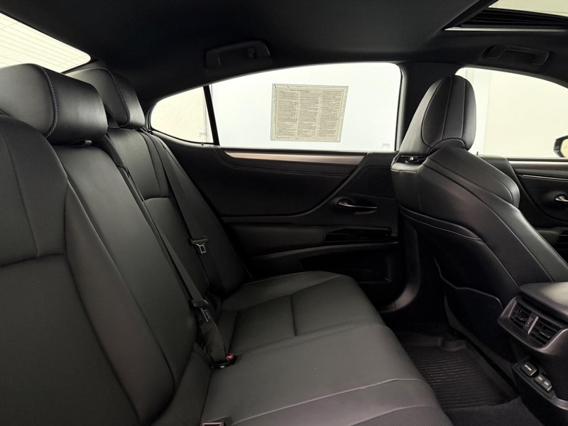 Lexus ES Vehicle Image 9