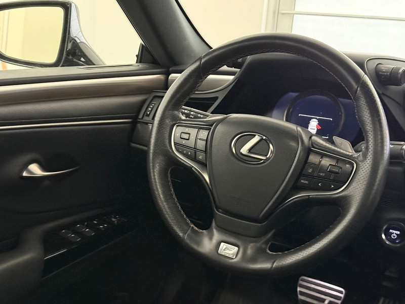 Lexus ES Vehicle Image 12