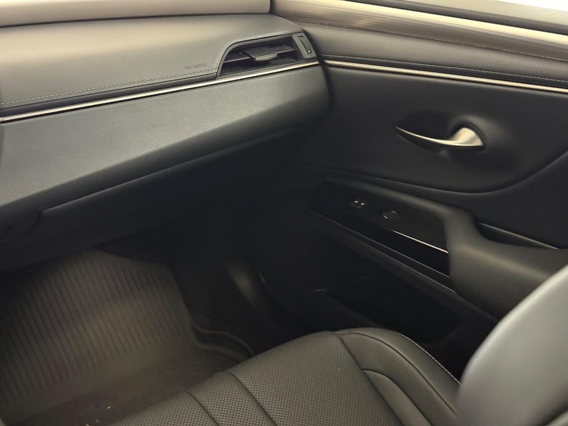 Lexus ES Vehicle Image 13