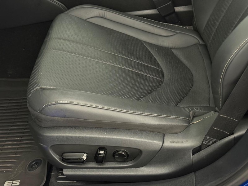 Lexus ES Vehicle Image 18