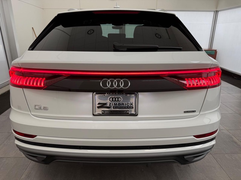 Audi Q8 Vehicle Full-screen Gallery Image 03