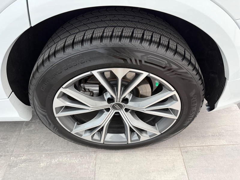 Audi Q8 Vehicle Full-screen Gallery Image 05