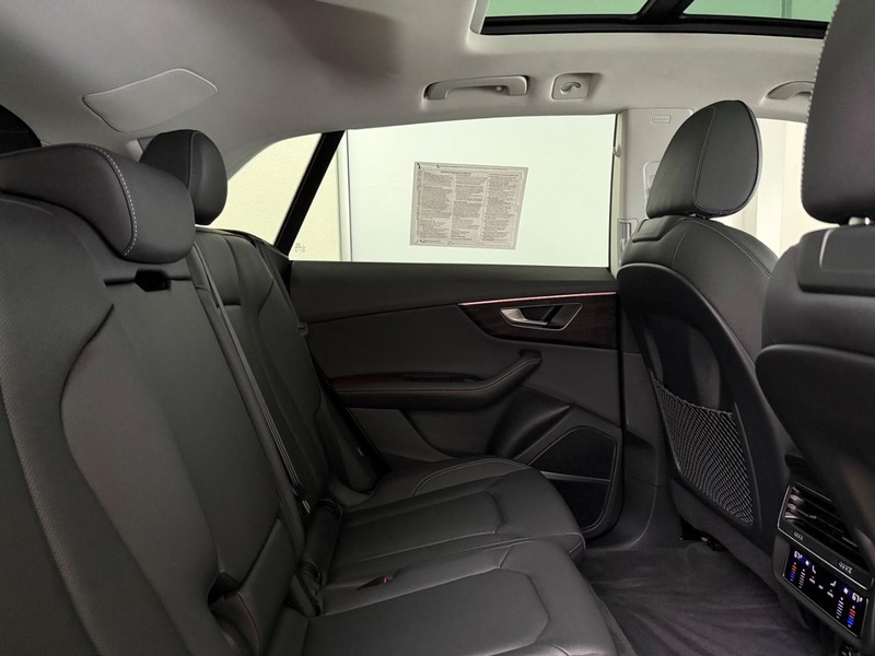 Audi Q8 Vehicle Full-screen Gallery Image 08