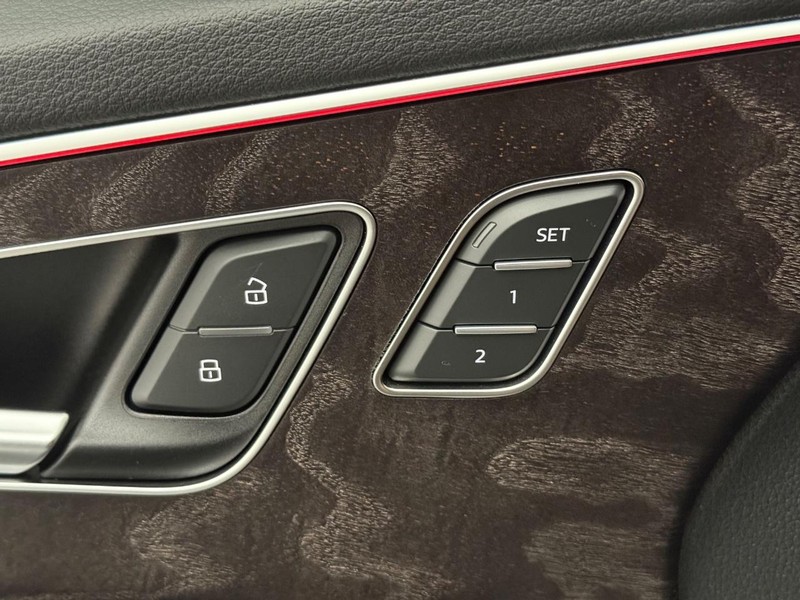 Audi Q8 Vehicle Full-screen Gallery Image 13