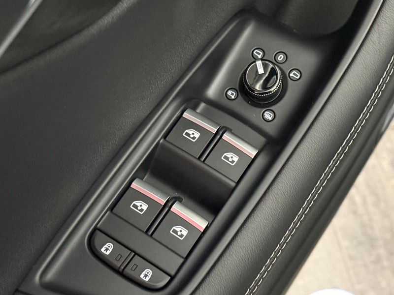 Audi Q8 Vehicle Full-screen Gallery Image 18