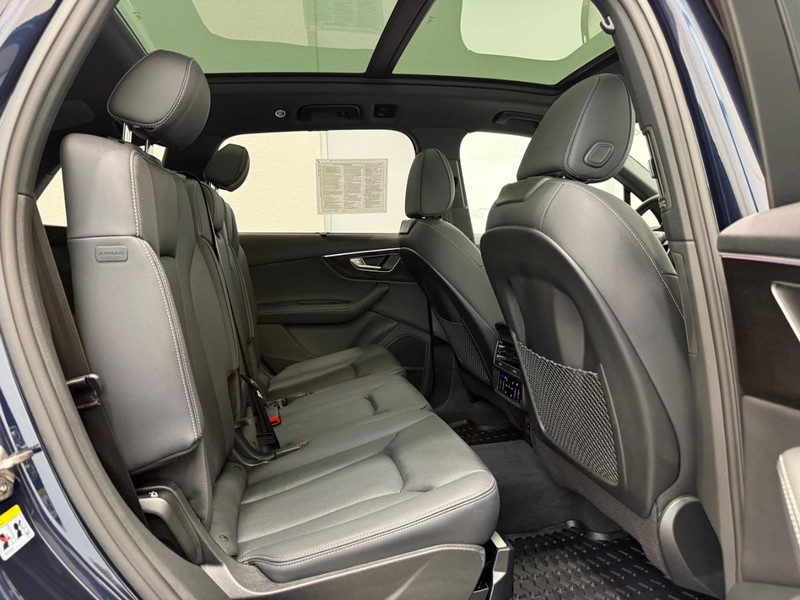 Audi Q7 Vehicle Image 9