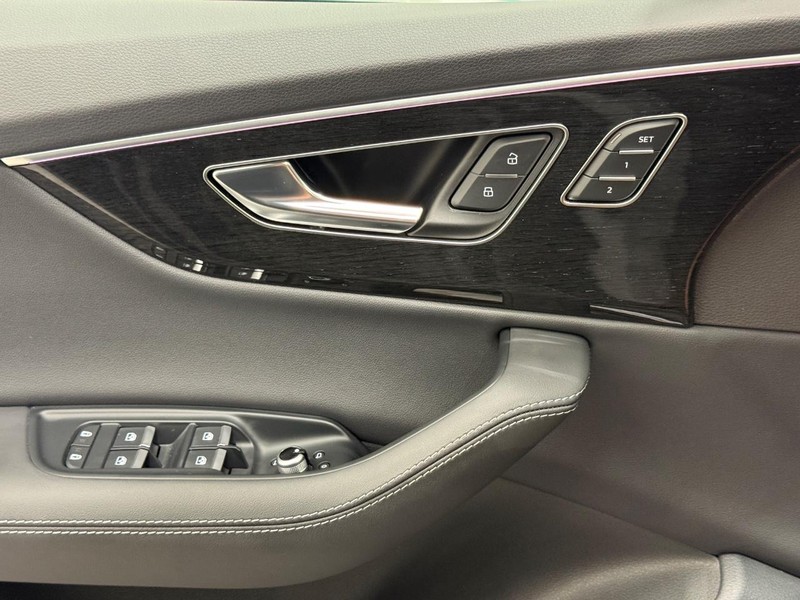 Audi Q7 Vehicle Image 22