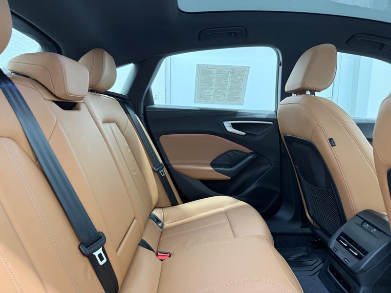 Audi A5 Vehicle Full-screen Gallery Image 08