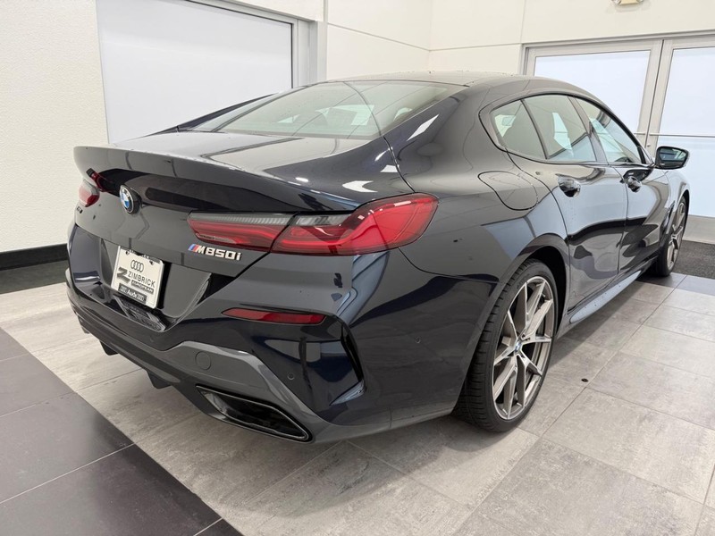 BMW 8 Series Vehicle Full-screen Gallery Image 02