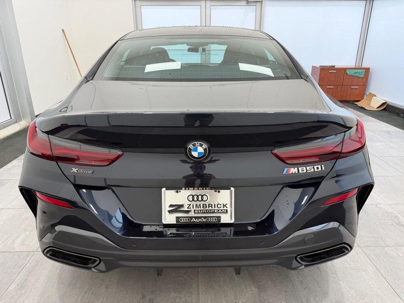 BMW 8 Series Vehicle Full-screen Gallery Image 03