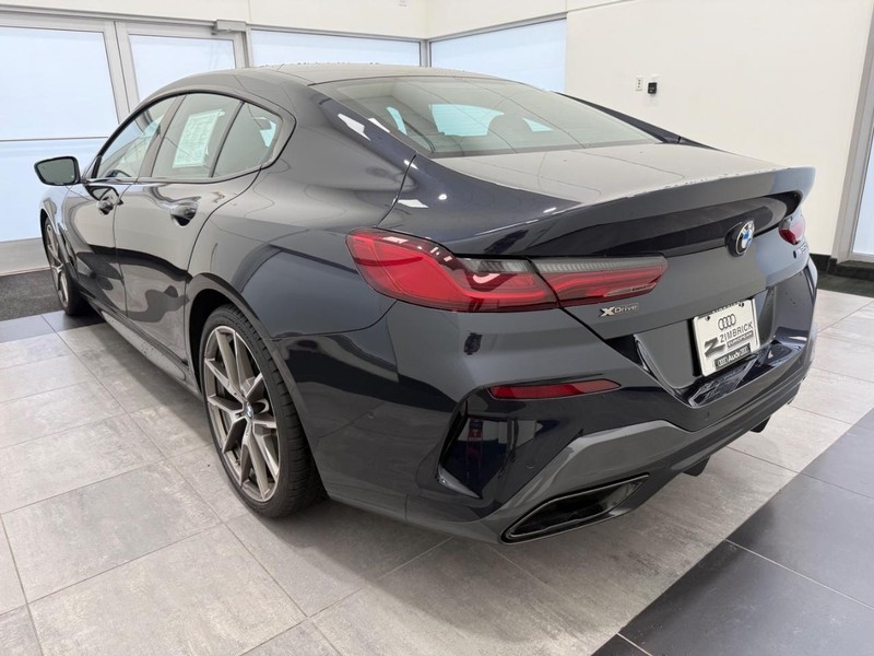 BMW 8 Series Vehicle Full-screen Gallery Image 04