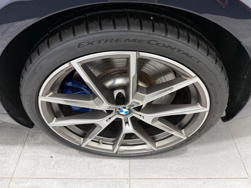 BMW 8 Series Vehicle Full-screen Gallery Image 05