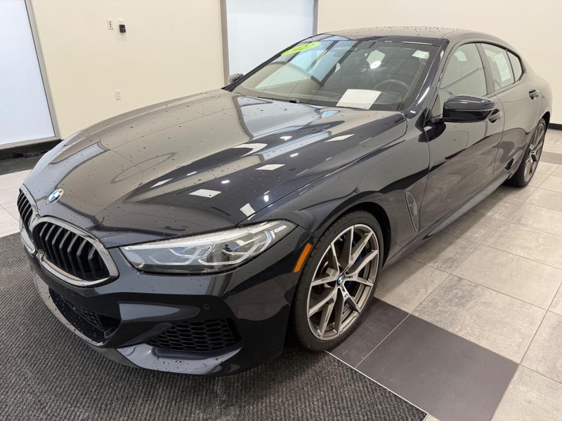 BMW 8 Series Vehicle Full-screen Gallery Image 06