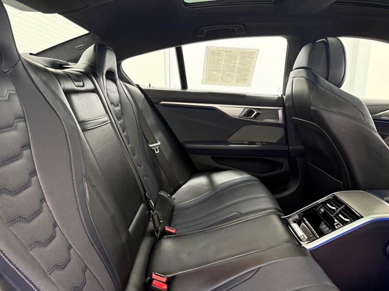 BMW 8 Series Vehicle Full-screen Gallery Image 08