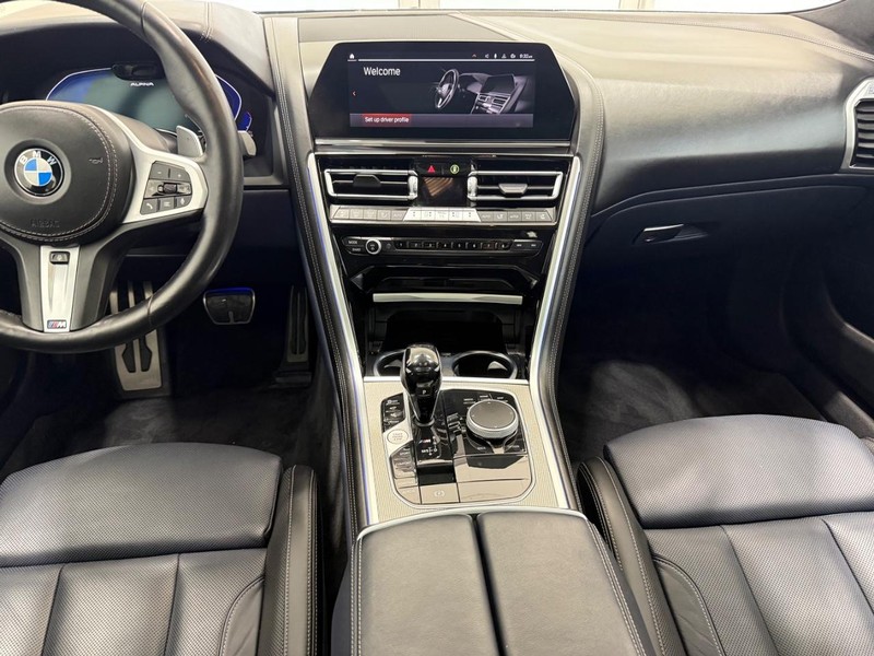BMW 8 Series Vehicle Full-screen Gallery Image 09