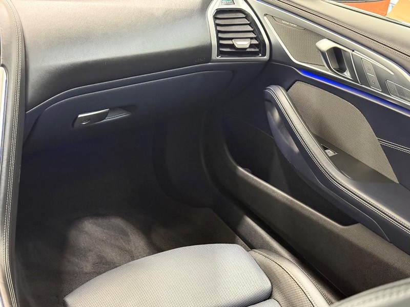 BMW 8 Series Vehicle Full-screen Gallery Image 13
