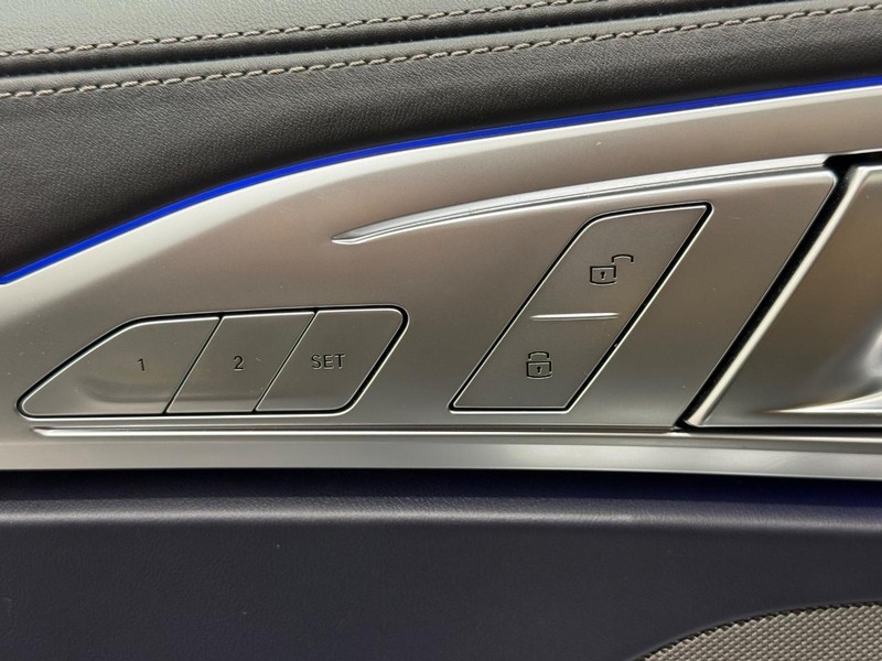 BMW 8 Series Vehicle Full-screen Gallery Image 14