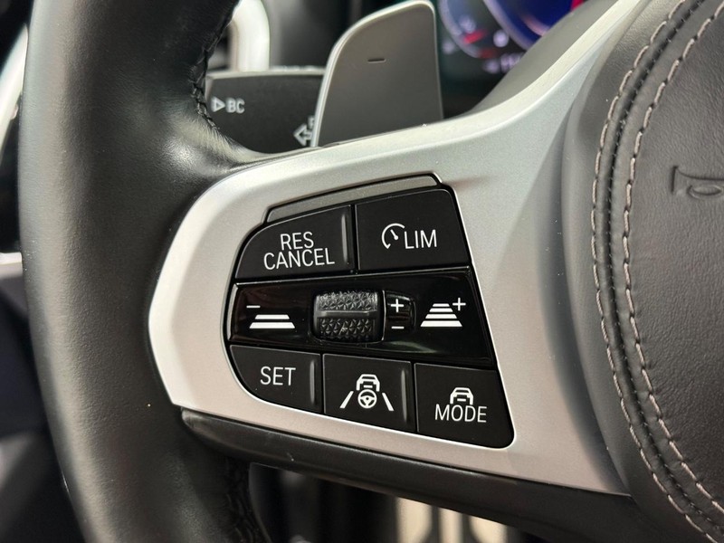 BMW 8 Series Vehicle Full-screen Gallery Image 15