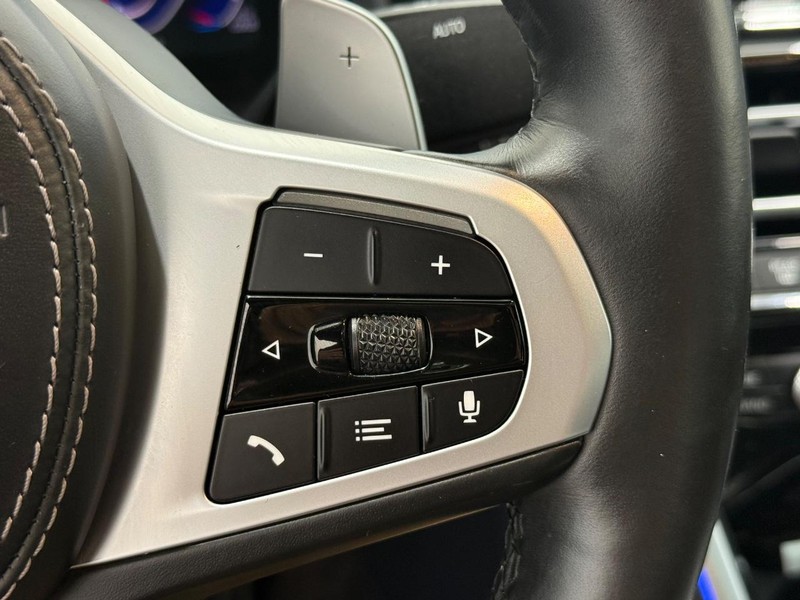 BMW 8 Series Vehicle Full-screen Gallery Image 16