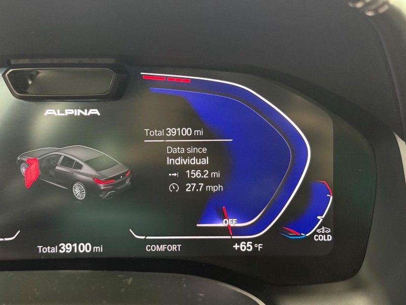 BMW 8 Series Vehicle Full-screen Gallery Image 18