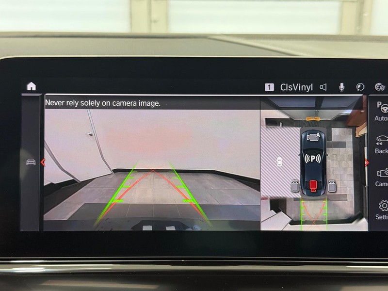 BMW 8 Series Vehicle Full-screen Gallery Image 19