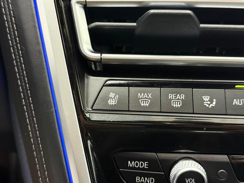 BMW 8 Series Vehicle Full-screen Gallery Image 21