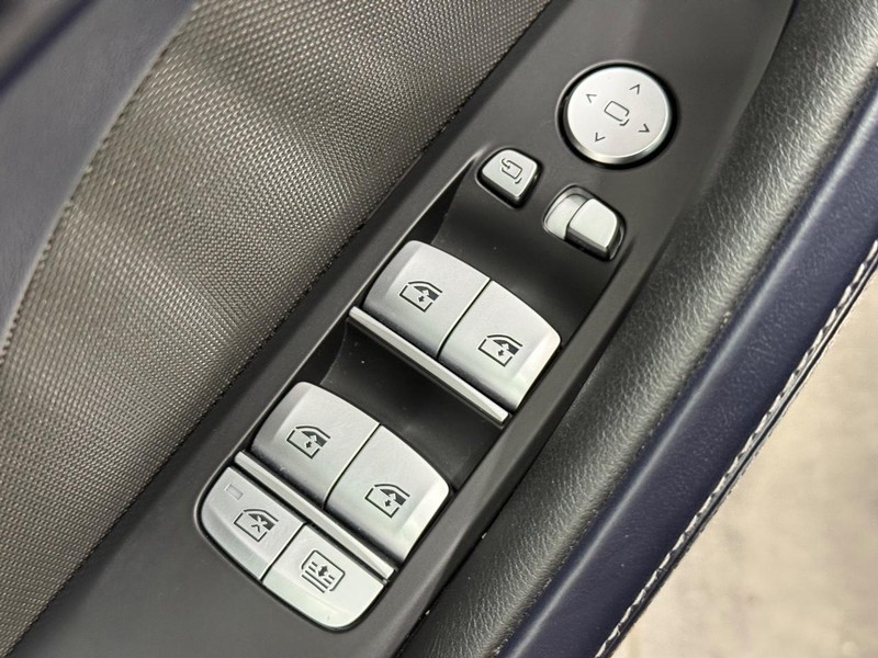 BMW 8 Series Vehicle Full-screen Gallery Image 22