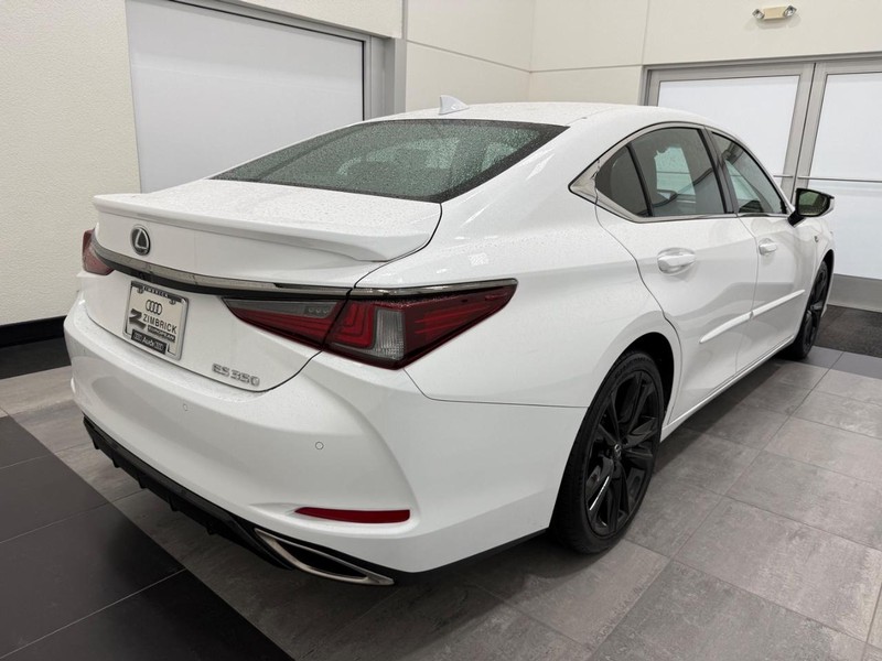 Lexus ES Vehicle Image 2