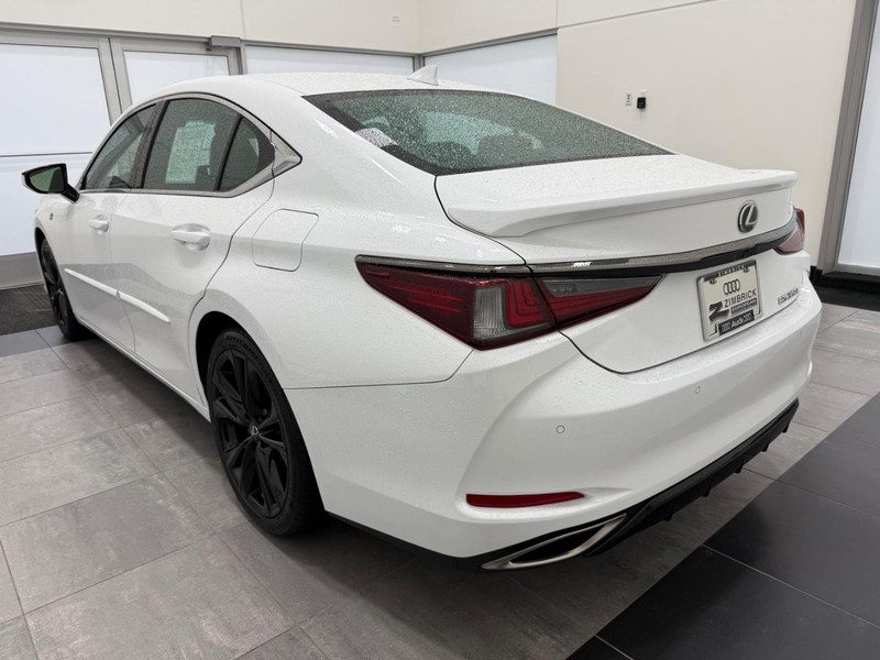 Lexus ES Vehicle Image 4