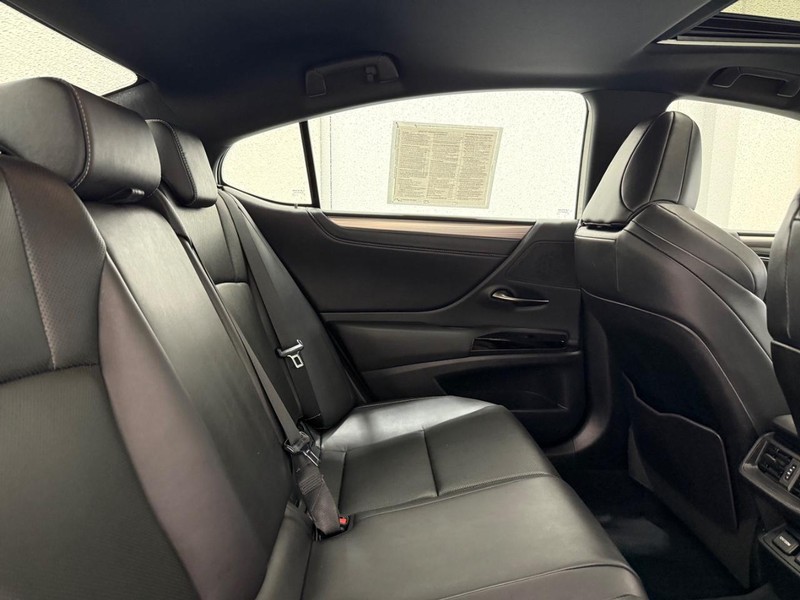 Lexus ES Vehicle Image 8