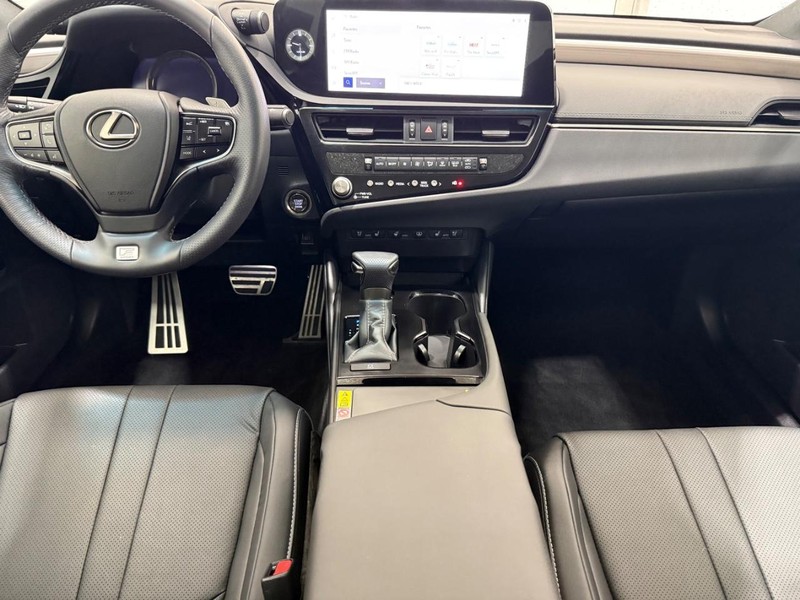 Lexus ES Vehicle Image 9