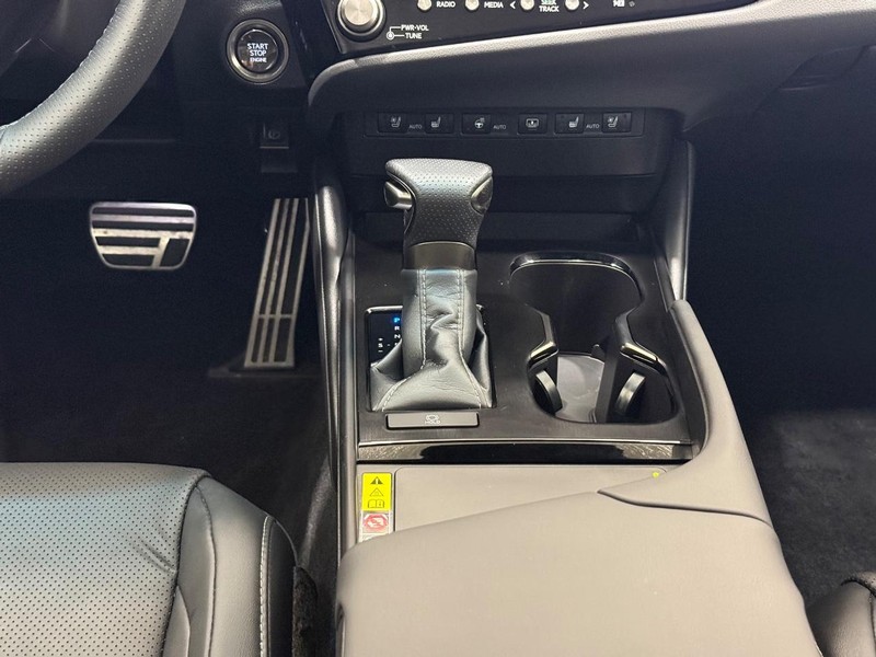 Lexus ES Vehicle Image 12