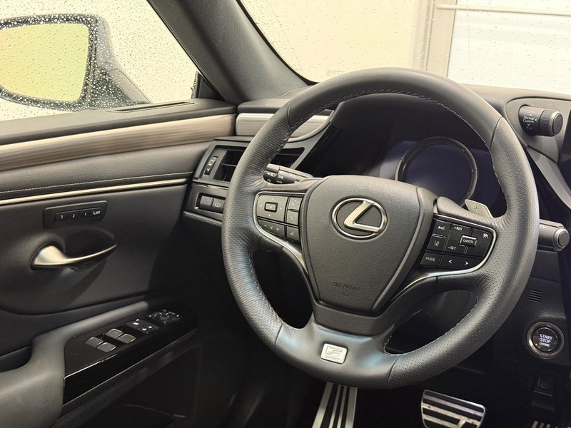 Lexus ES Vehicle Image 13