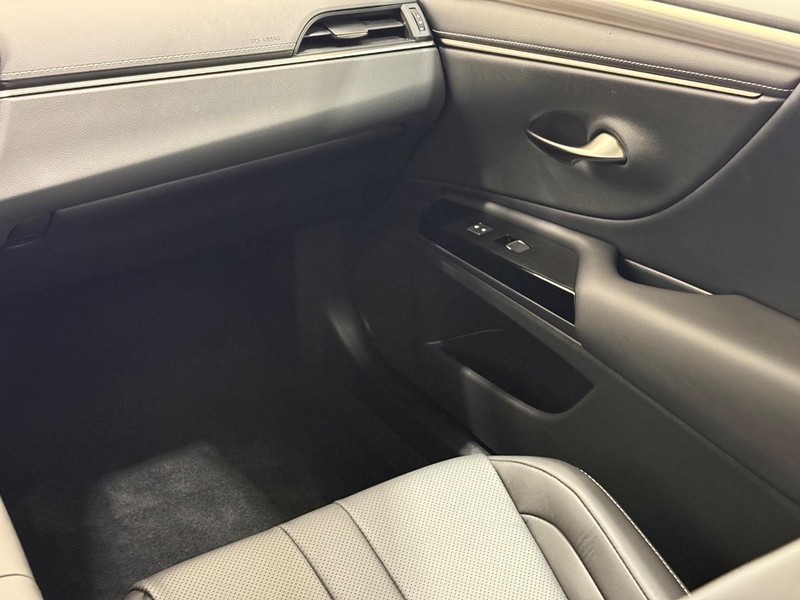 Lexus ES Vehicle Image 14