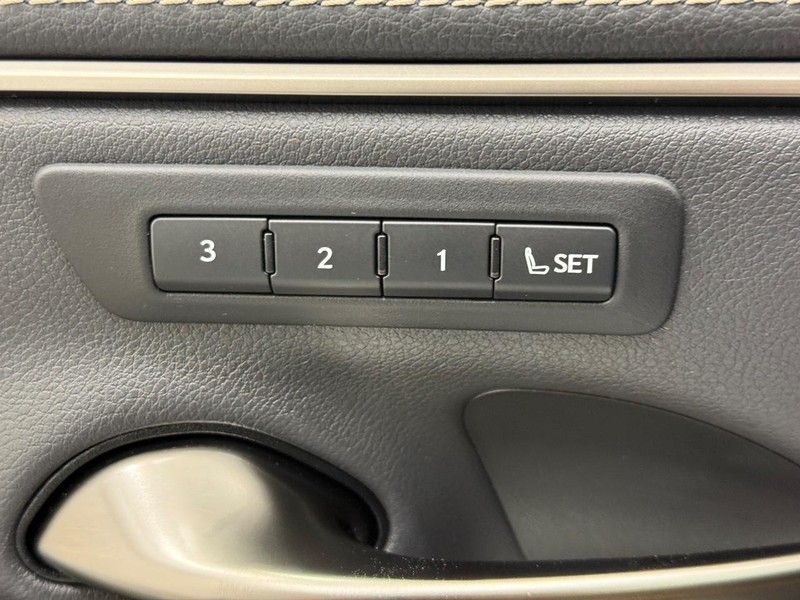 Lexus ES Vehicle Image 15