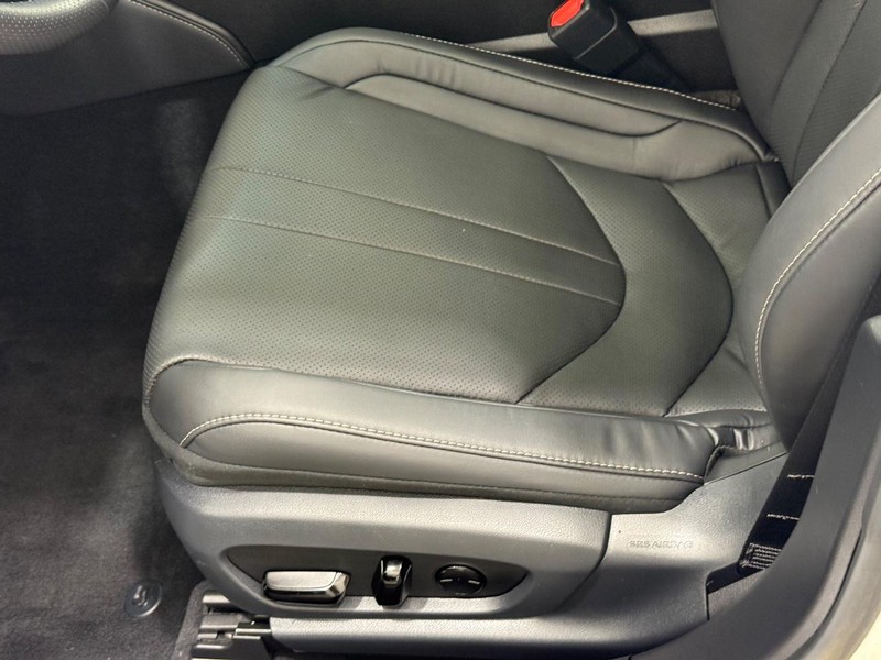 Lexus ES Vehicle Image 21