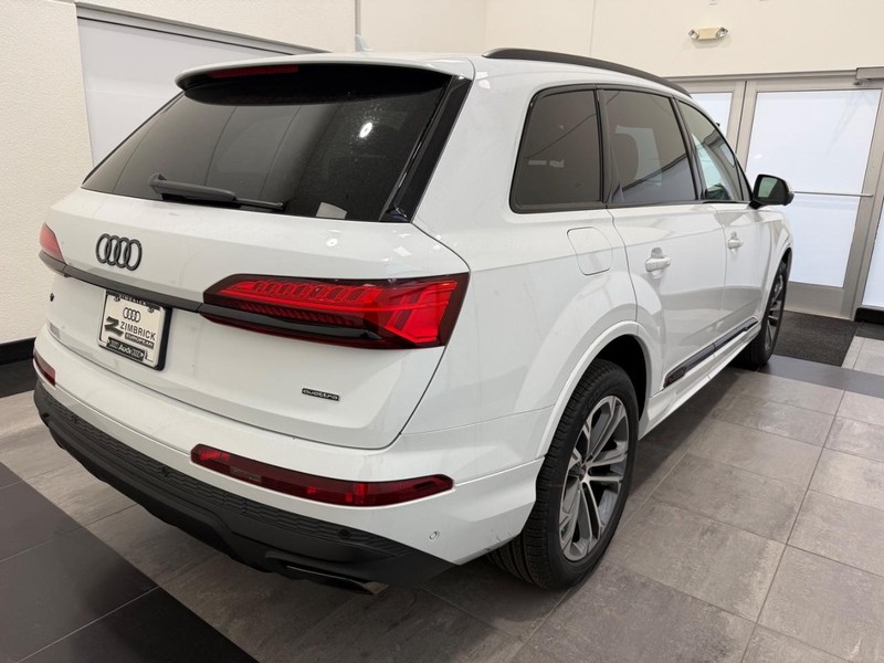 Audi Q7 Vehicle Image 2
