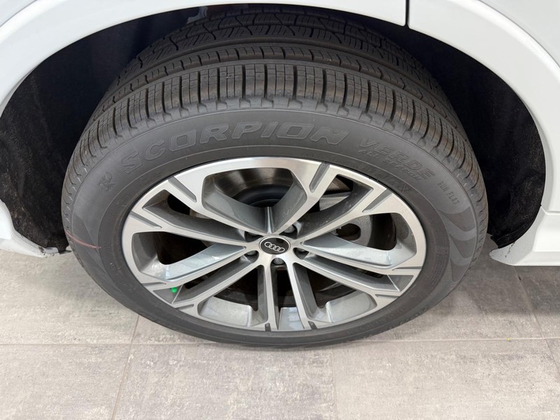 Audi Q7 Vehicle Image 3