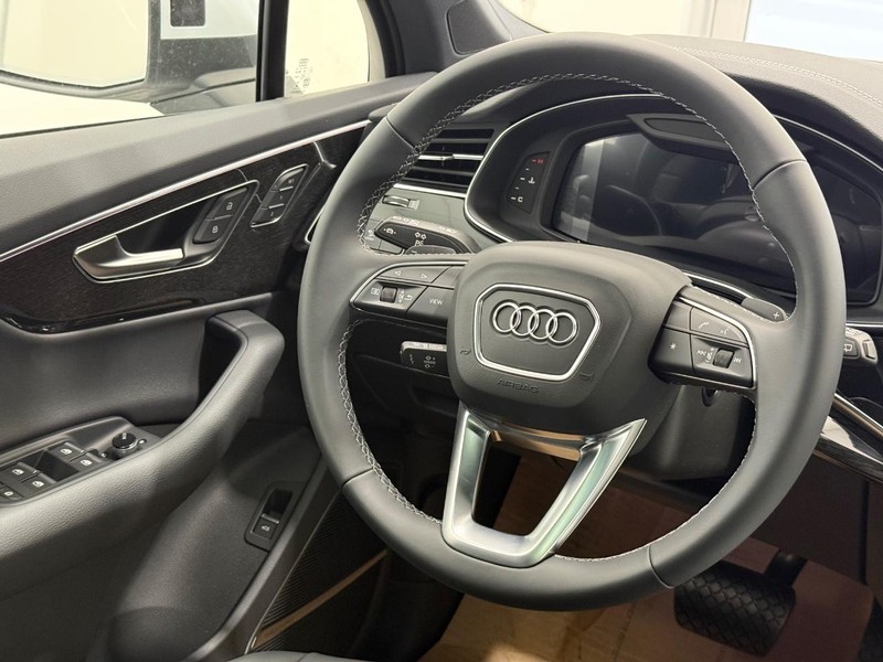 Audi Q7 Vehicle Image 8