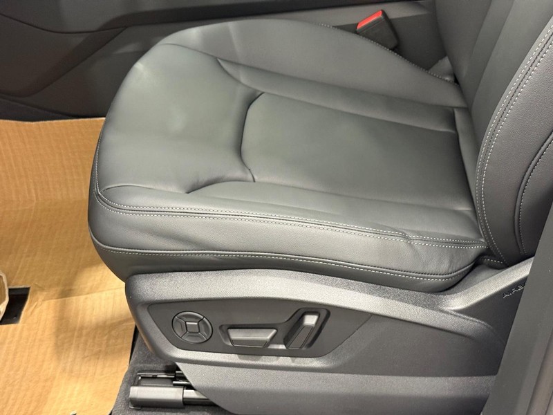 Audi Q7 Vehicle Image 16