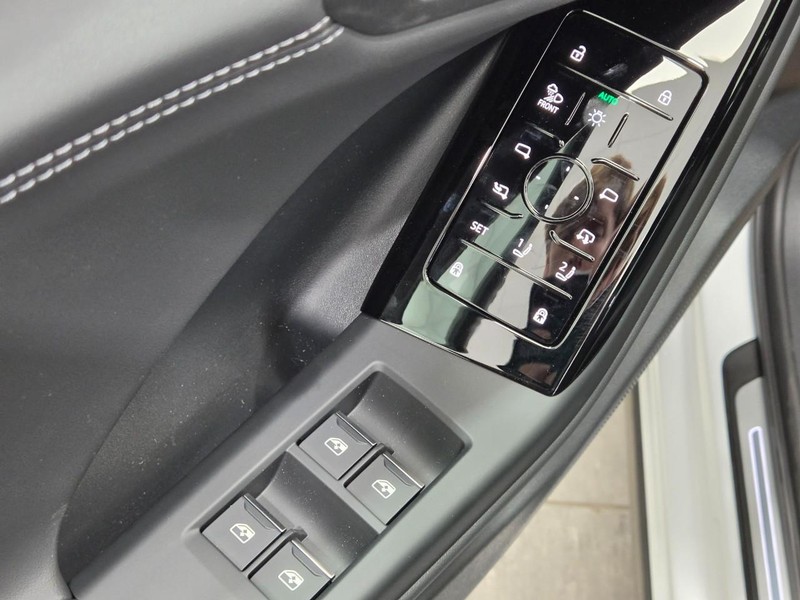 Audi Q6 e-tron Vehicle Image 14