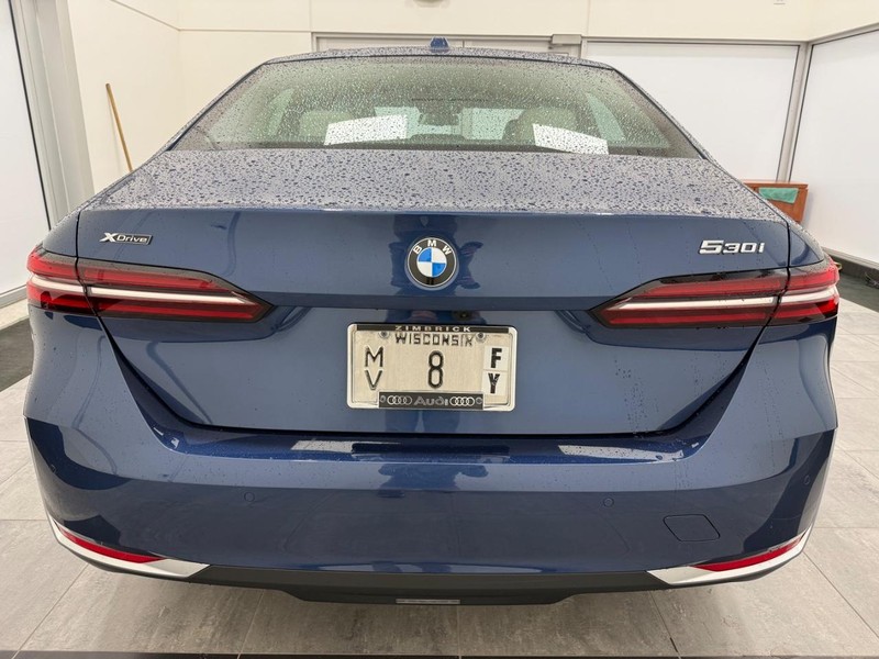BMW 5 Series Vehicle Image 3