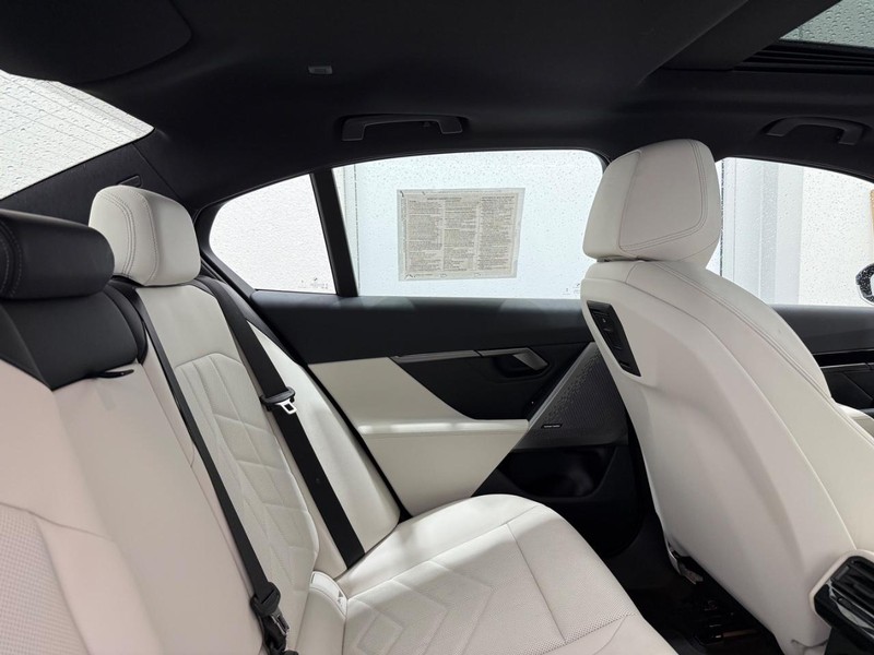 BMW 5 Series Vehicle Image 8
